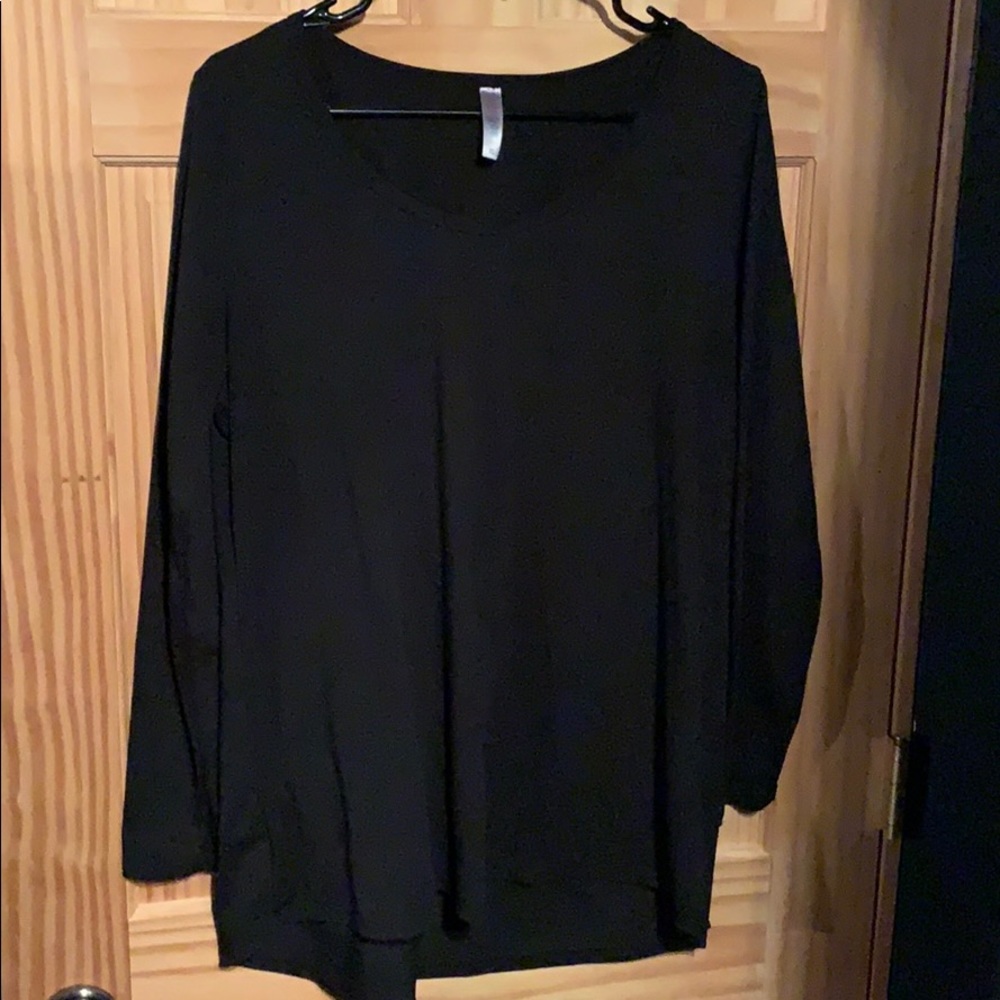 Xl lularoe black fits like a classic but LS